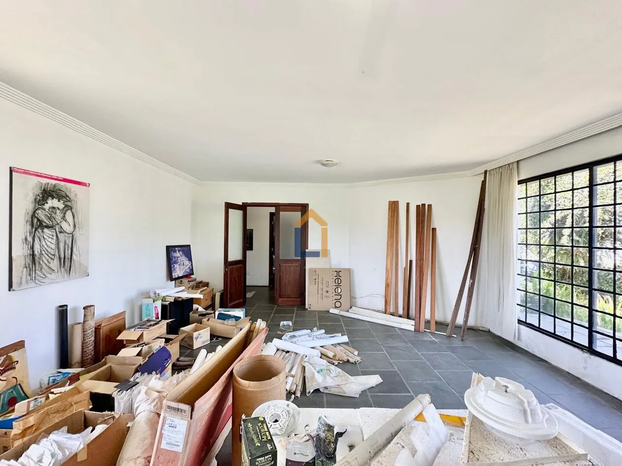 400 m² house with floor-to-ceiling windows and a fireplace — photo 33