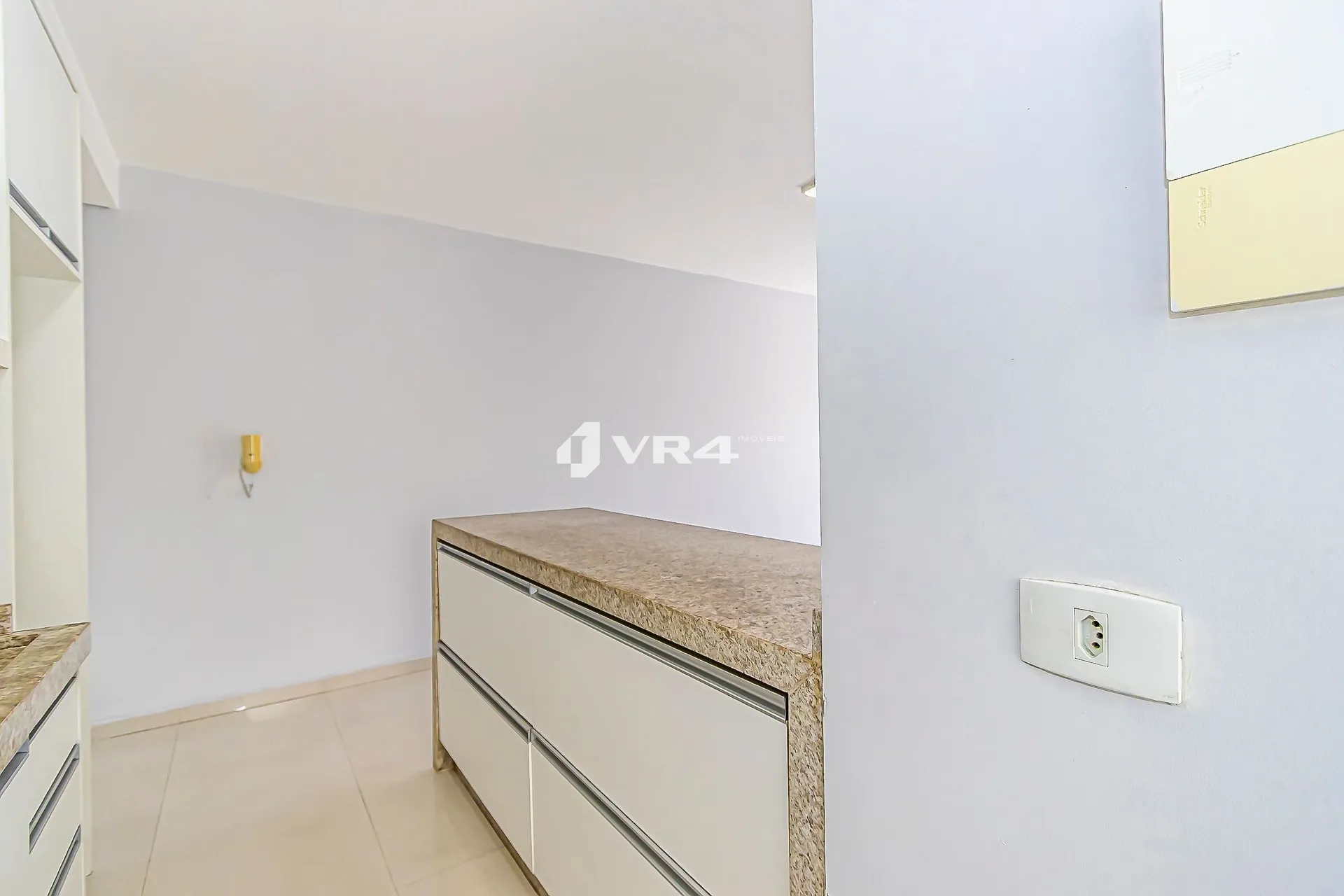 Balcony with a grill in a 2-bedroom apartment, 70 m² — photo 11