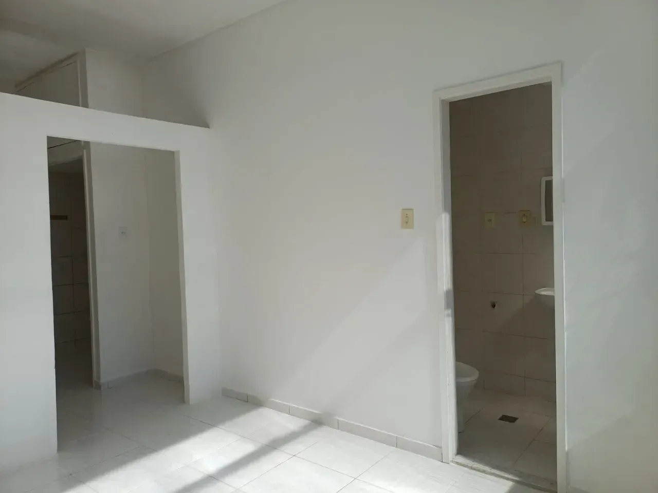 Studio conjugado com 1 quarto e box de vidro no banheiro — photo 12