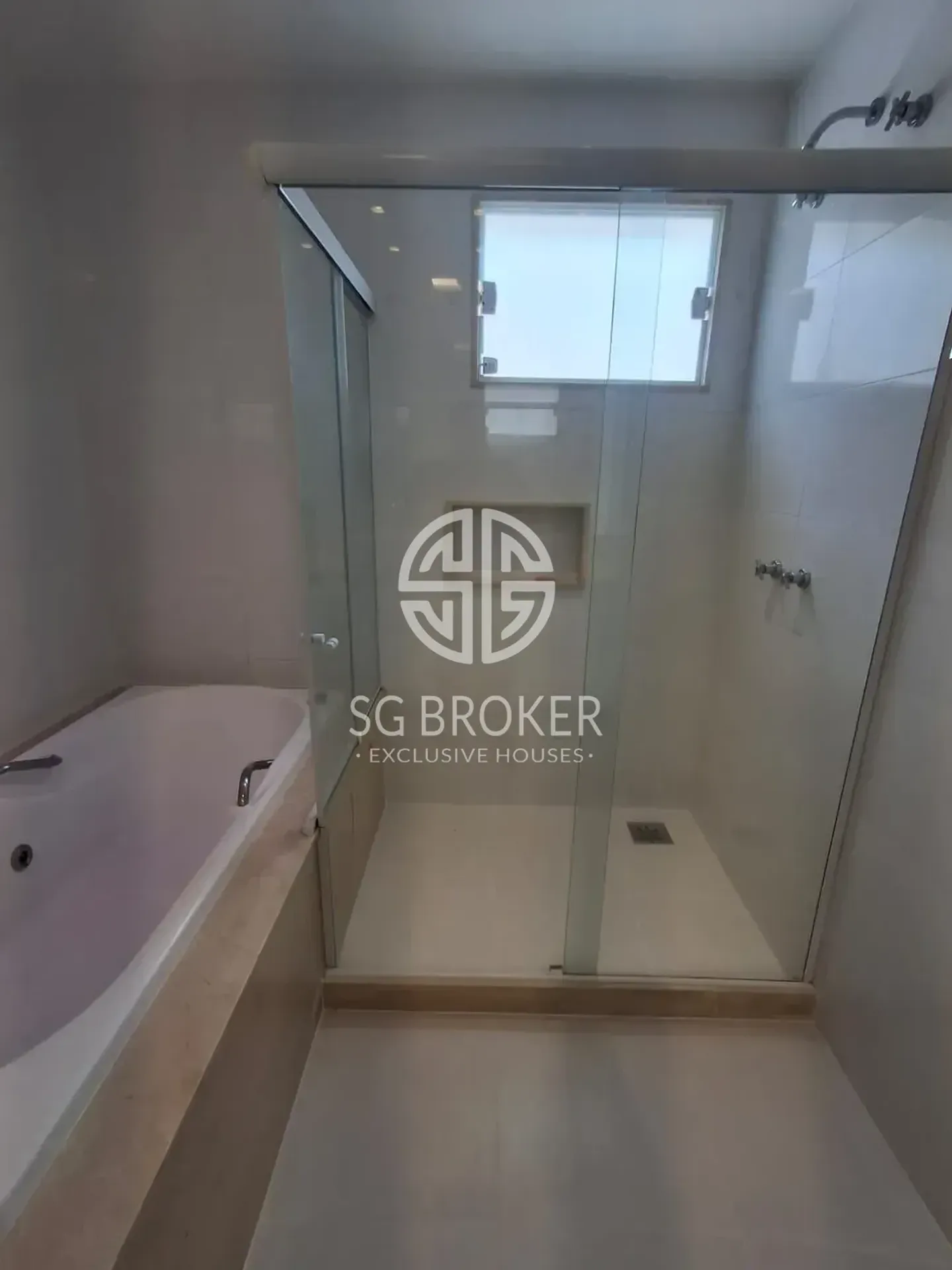 Casa com 5 suítes e 5 banheiros, 330 m² — photo 43