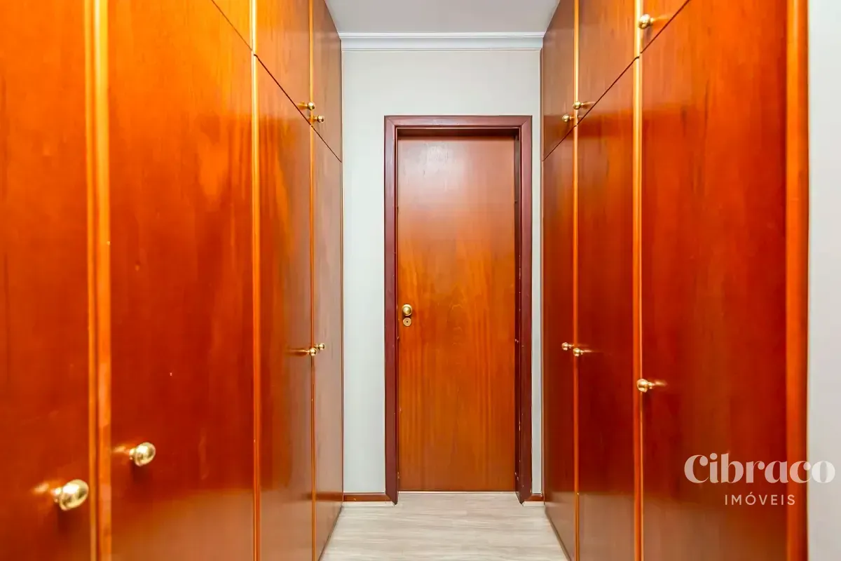 250 m² apartment with 3 bedrooms and a balcony — photo 25