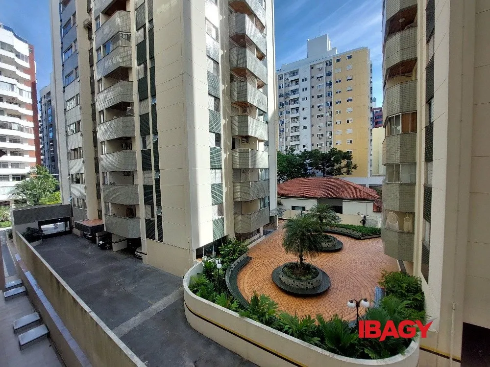 Apartamento de 1 dormitorio con cocina cerrada y plaza — photo 14