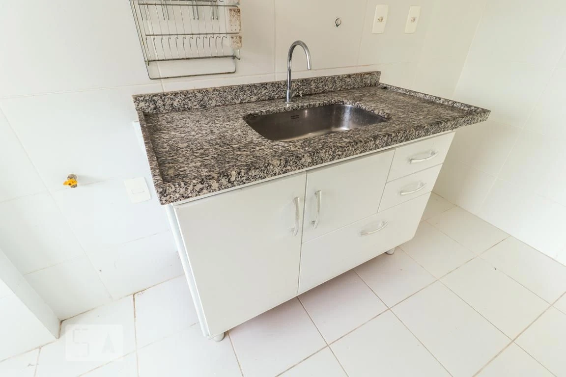 2-bedroom apartment with condo BBQ area and 1 parking spot — photo 2