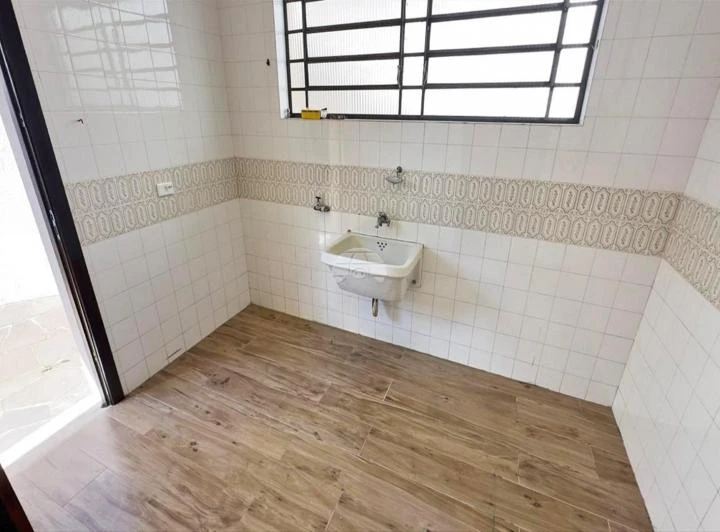 Single-story house with 3 bedrooms and an electric stove — photo 8