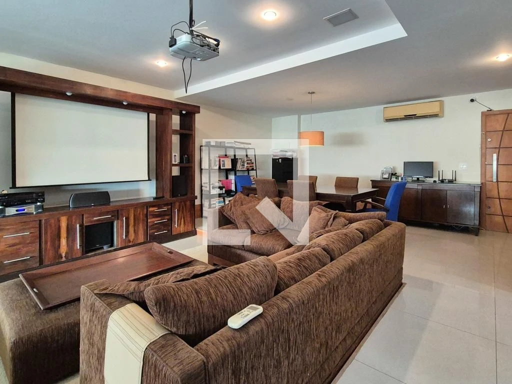 Furnished apartment with 5 en-suite bedrooms and terrace — photo 24