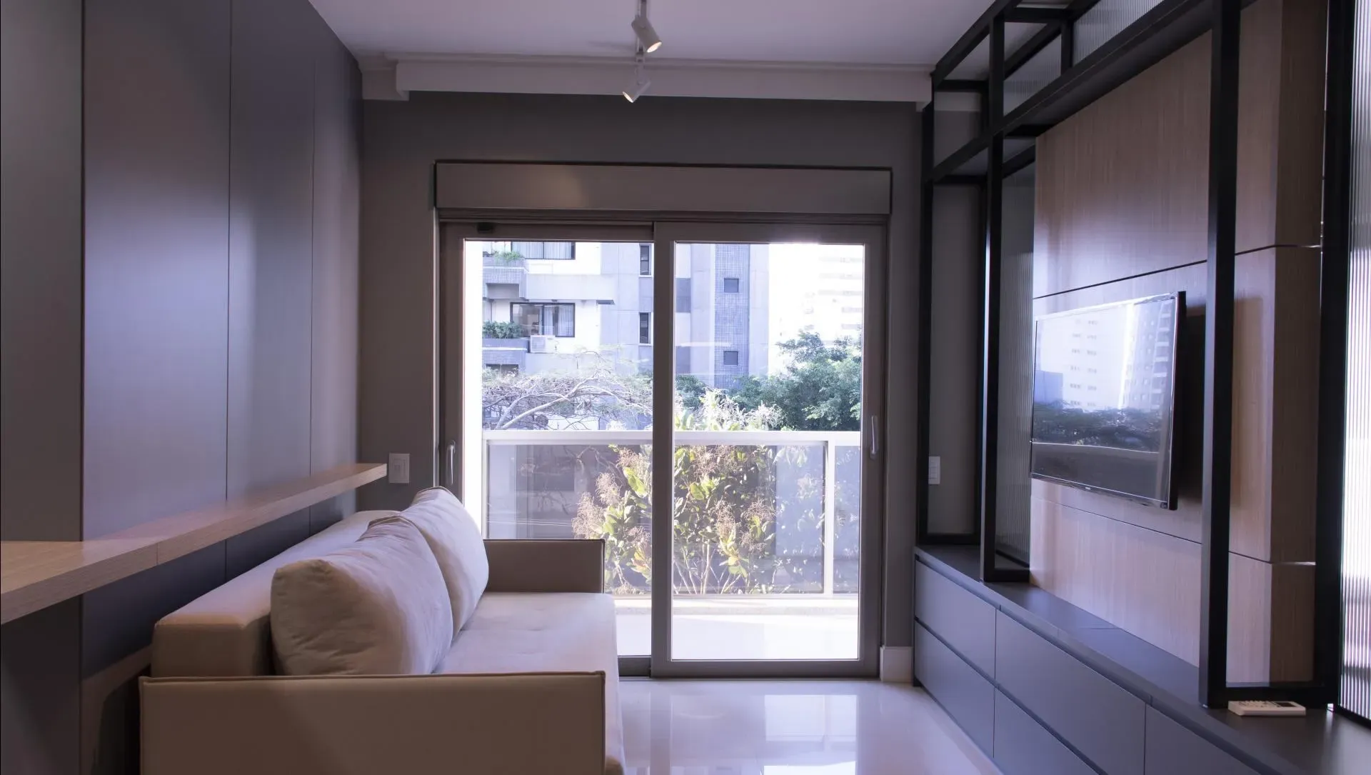 Furnished 58 m² studio with enclosed balcony