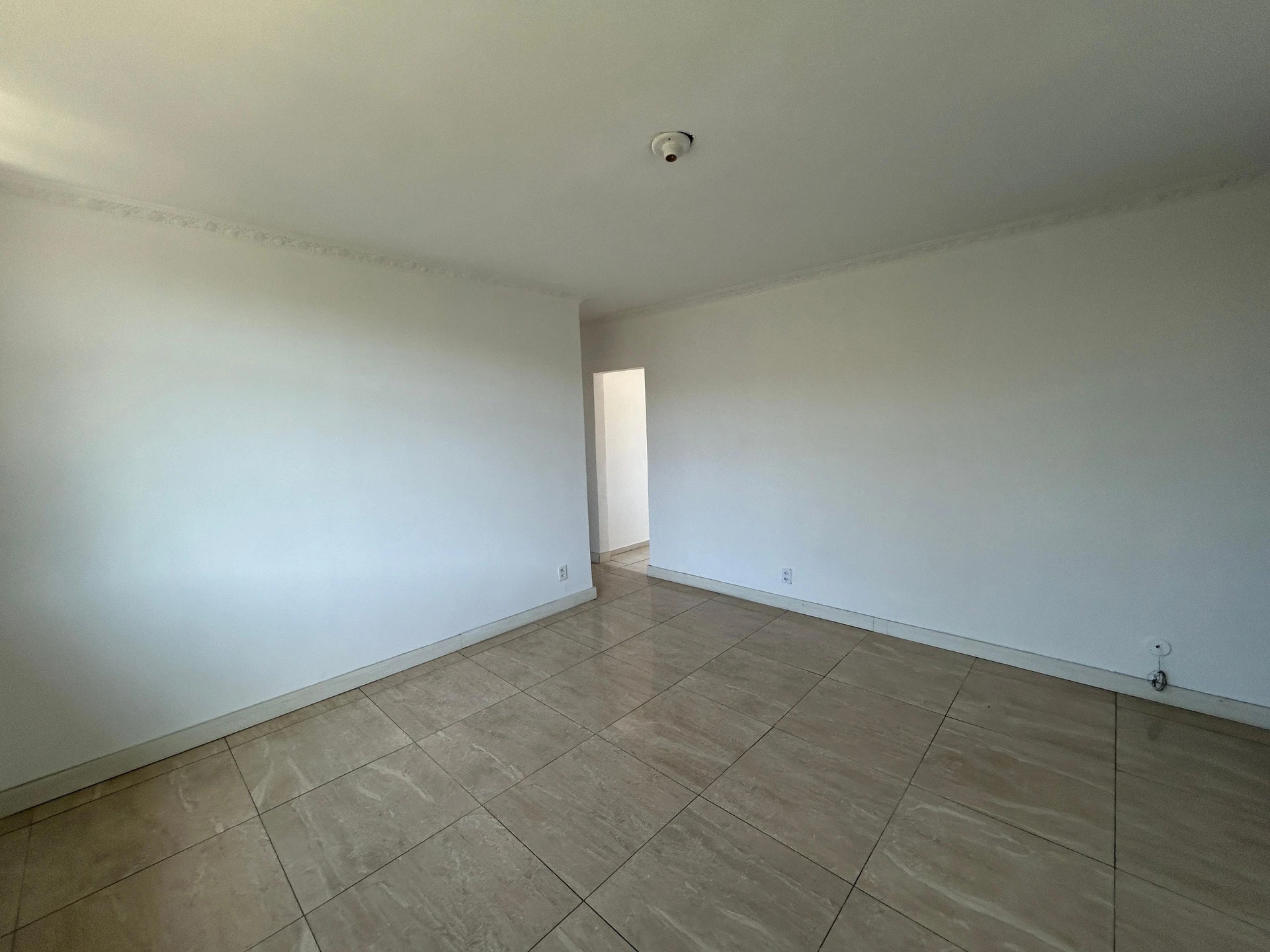 Unfurnished 3-bedroom apartment with 2 baths, no parking — photo 3