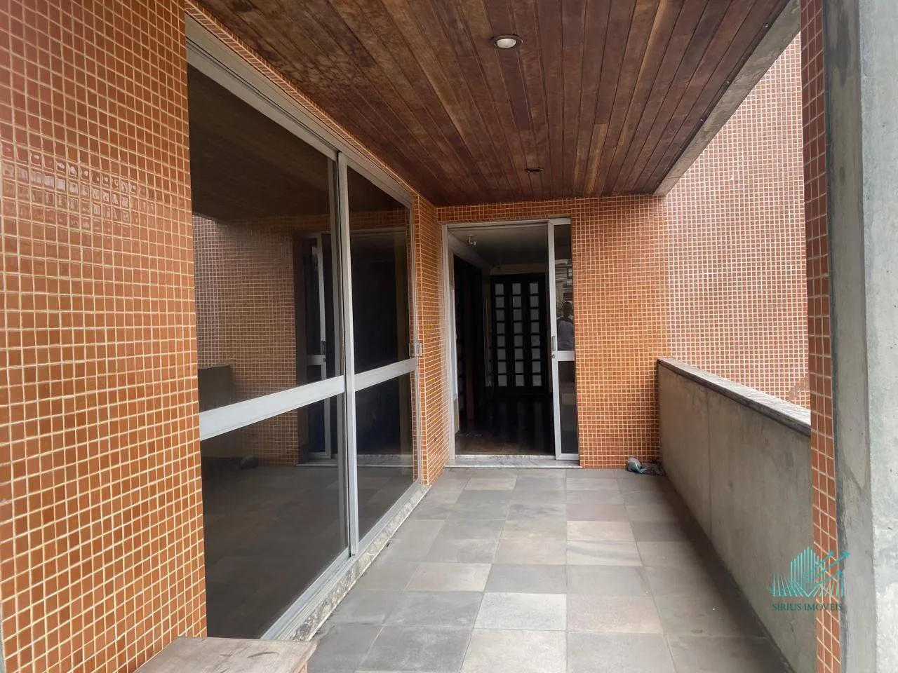 4-bedroom apartment with enclosed glass balcony — photo 10