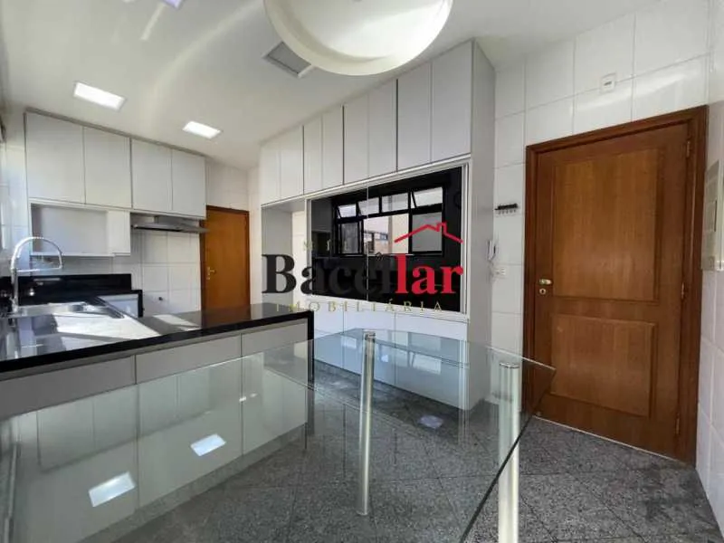 Apartment with a closed kitchen and 4 bedrooms — photo 6