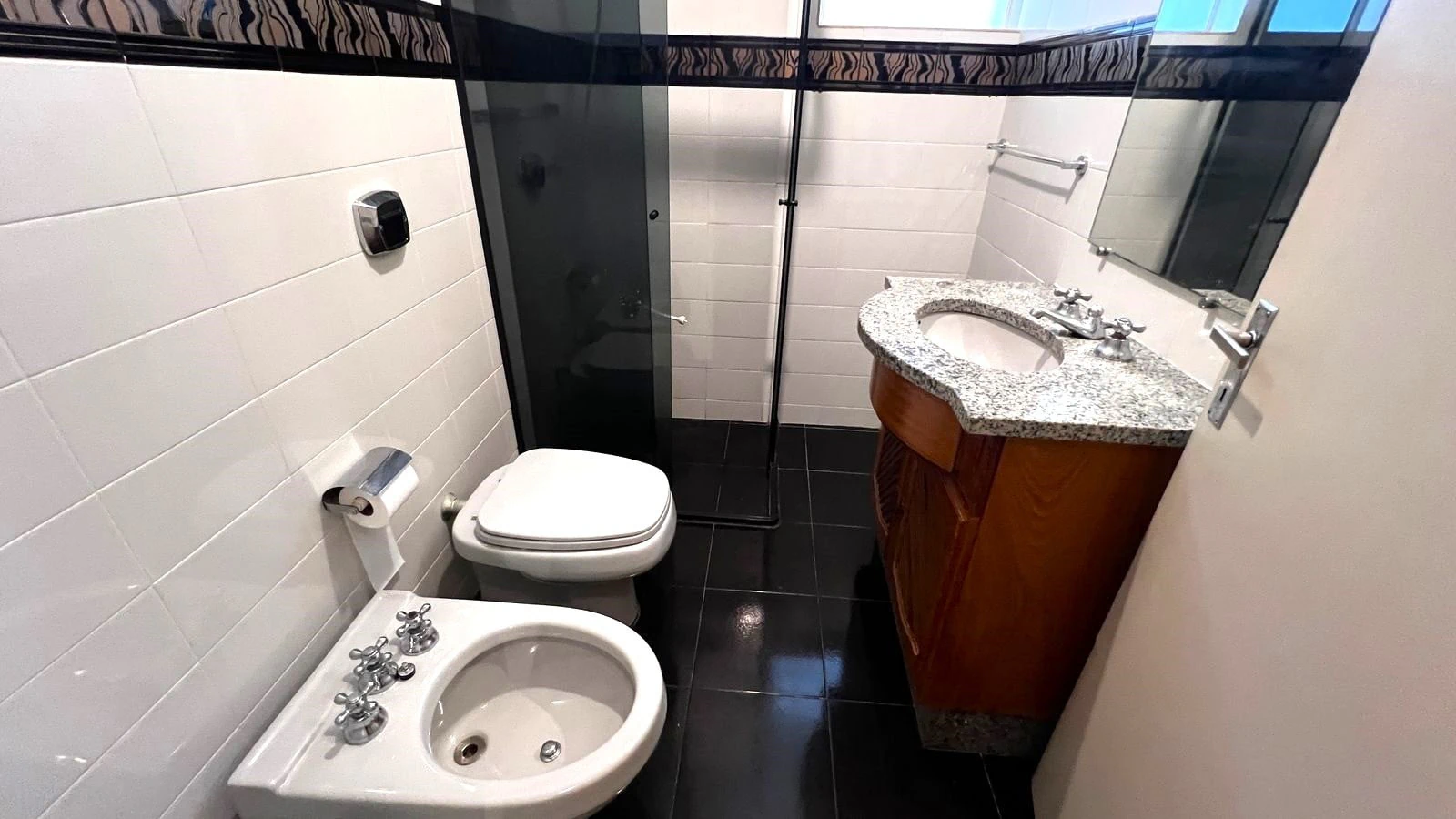 3-bedroom apartment with wood or laminate floors in Curitiba — photo 6