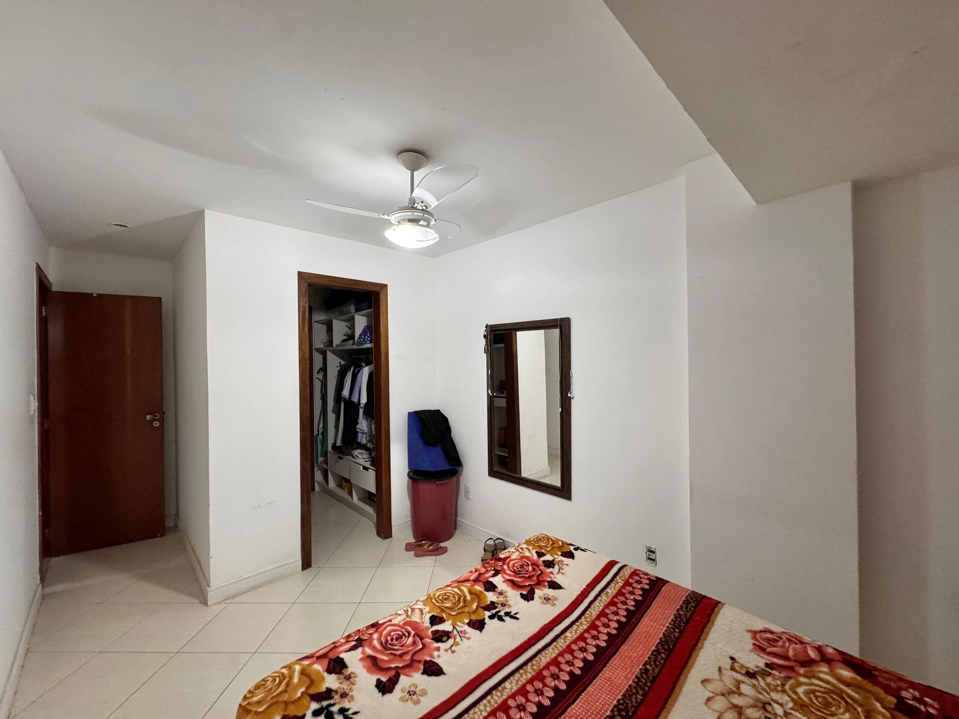 Walk-in closet in a 3-bedroom apartment, 130 m² — photo 29