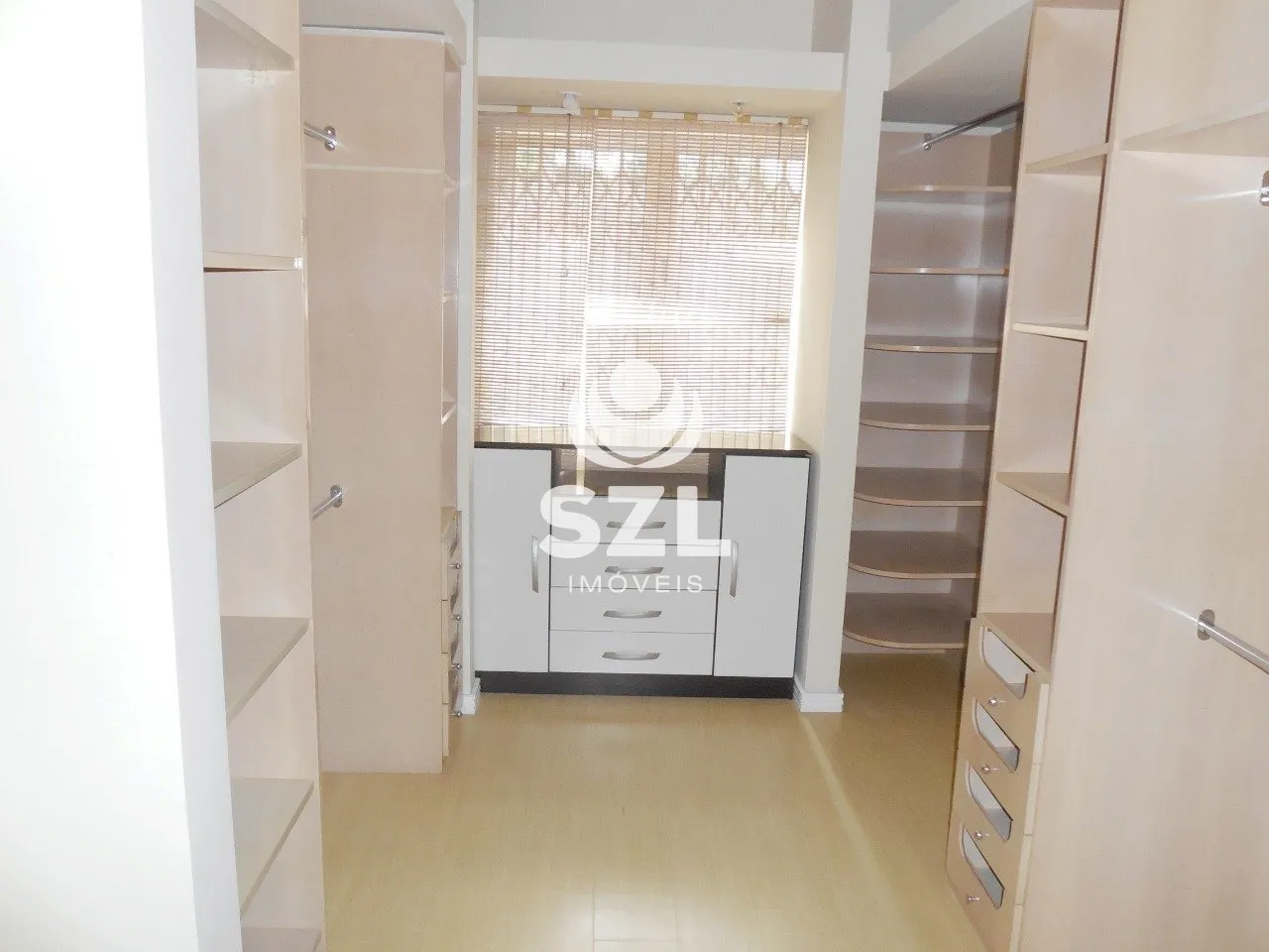 Walk-in closet in a 2-bedroom apartment, 87 m² — photo 16