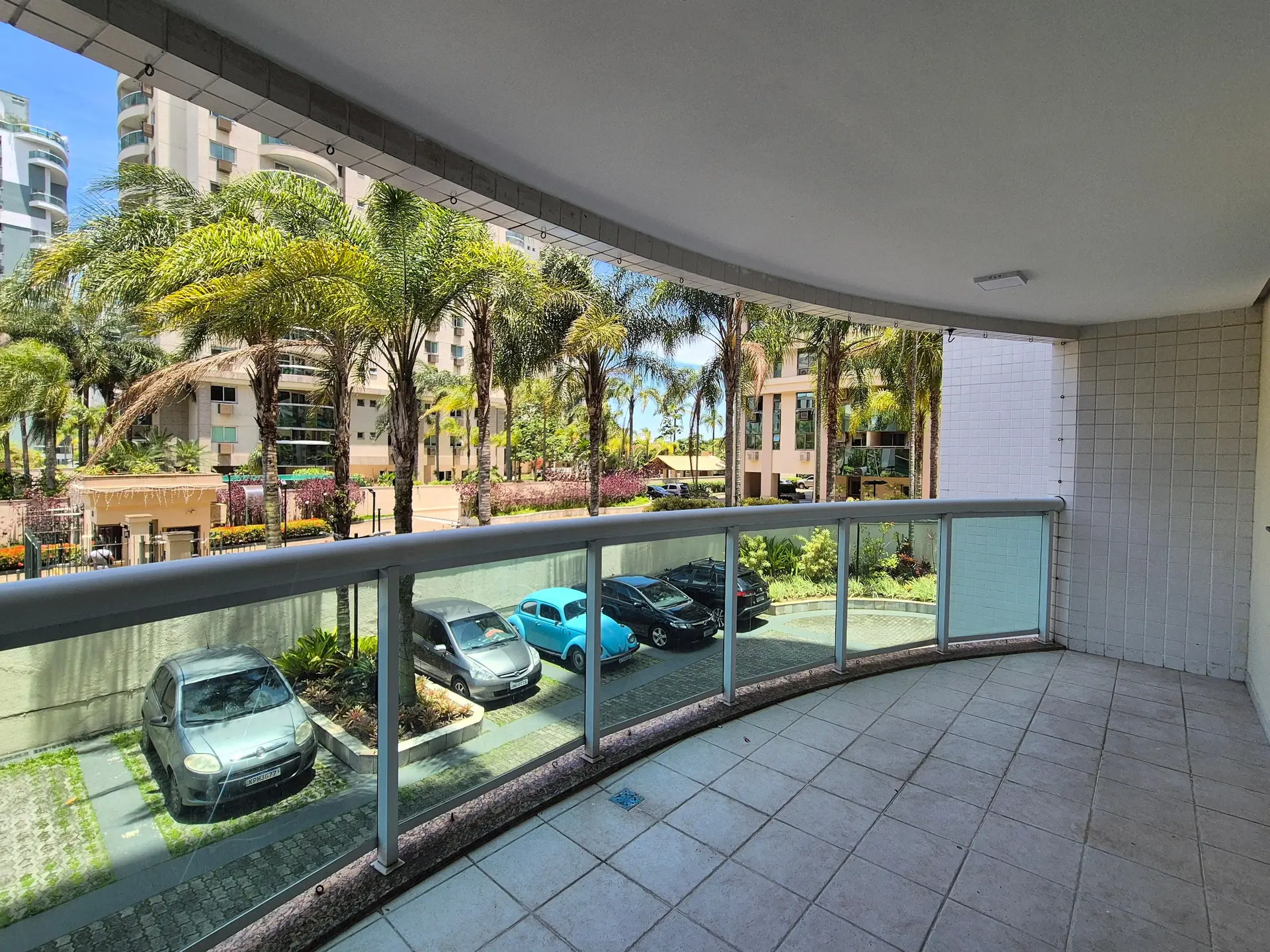 4-bedroom apartment in a building with a gym — photo 5