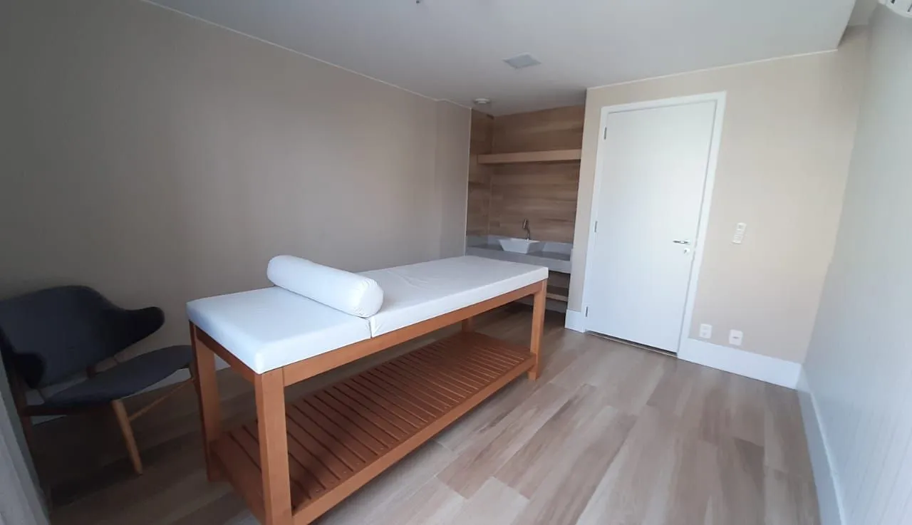 2-bedroom apartment with balcony and enclosed kitchen — photo 44