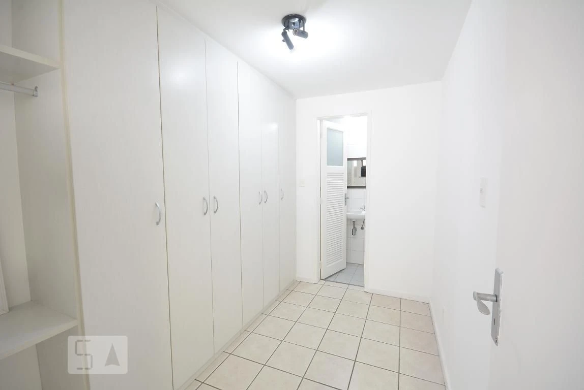 4-bedroom apartment in a building with a pool — photo 18