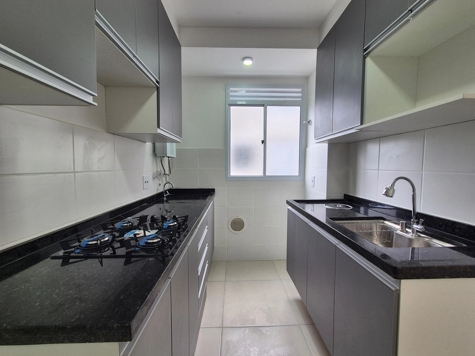 2-bedroom apartment with 1 en-suite and open-air pool — photo 4