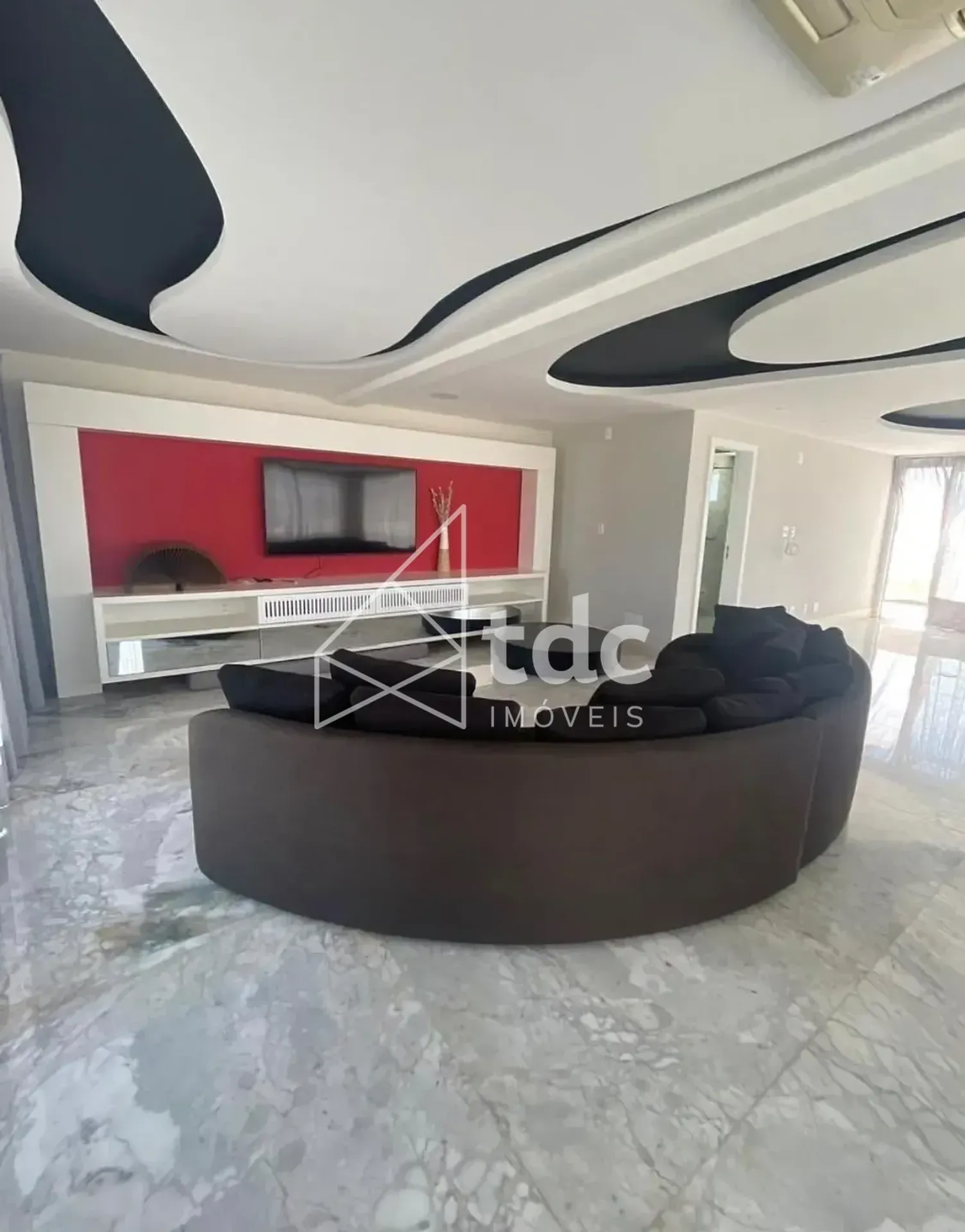 Bathtub in a 5-bedroom house, 900 m² — photo 13