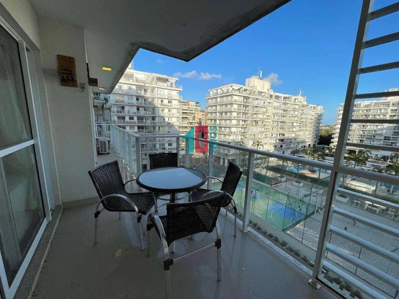 Furnished apartment, 91 m², with a glass-enclosed balcony — photo 5