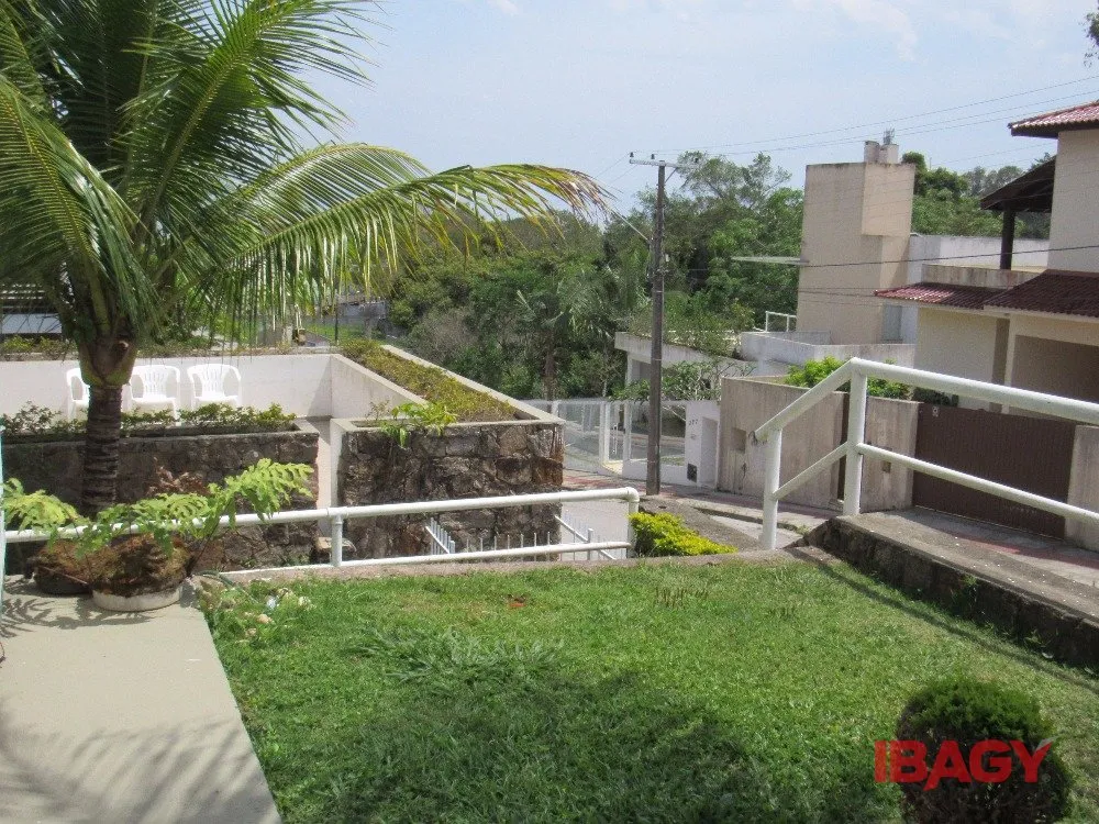 House with 4 bedrooms and 380 m², 2 parking spots — photo 26