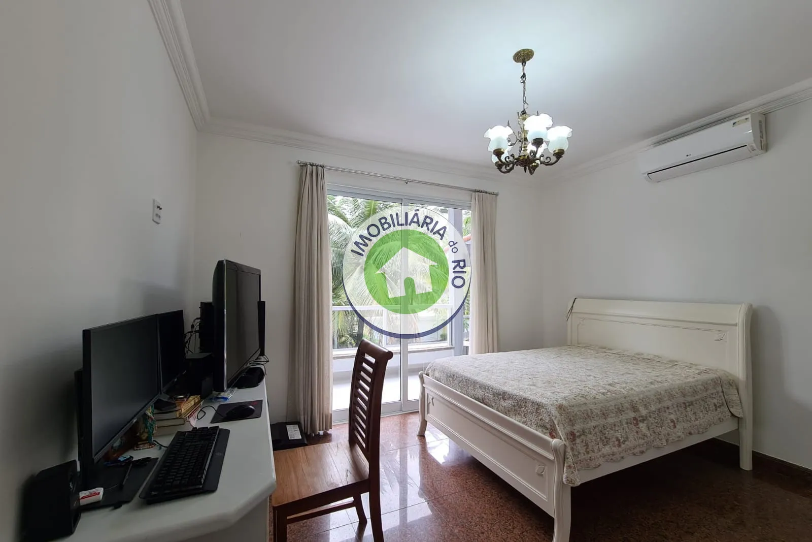 House with 5 bedrooms and 5 bathrooms plus 4 parking spaces — photo 14