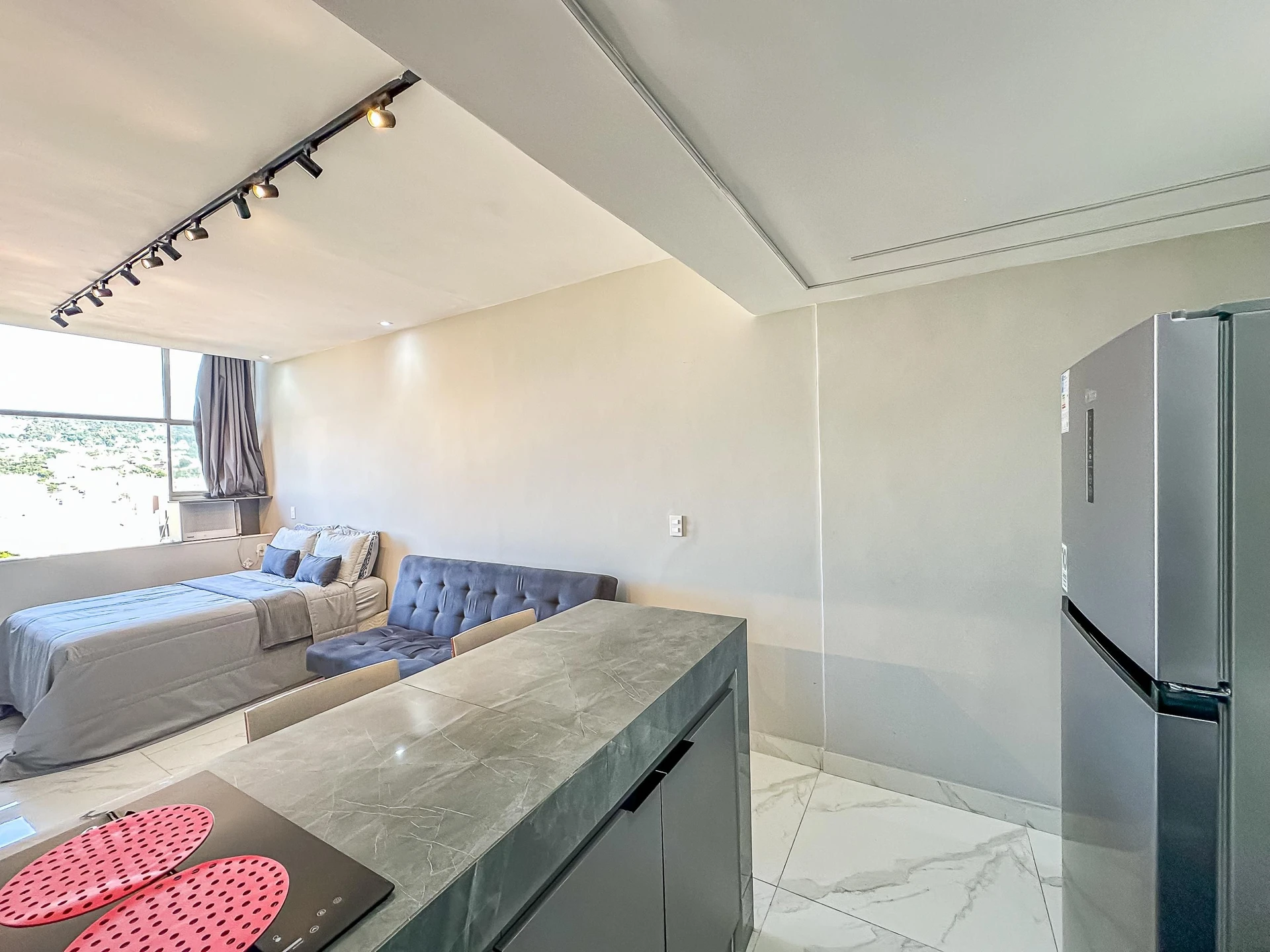 Furnished studio with 1 bedroom and 1 bathroom — photo 11