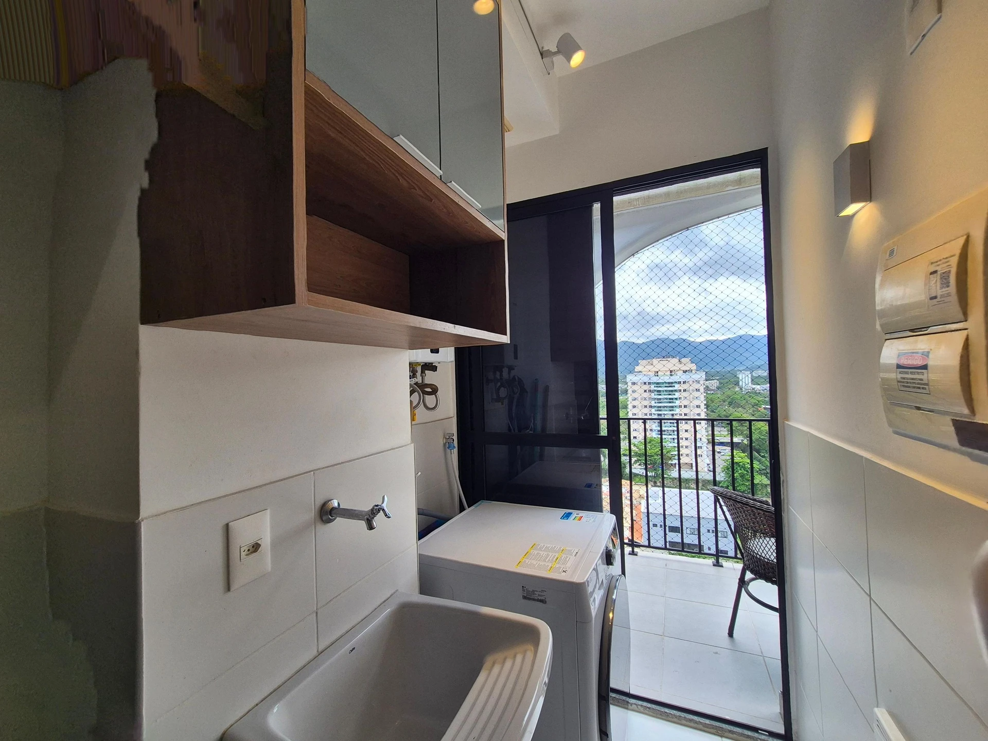 Furnished 2-bedroom apartment with enclosed balcony — photo 9