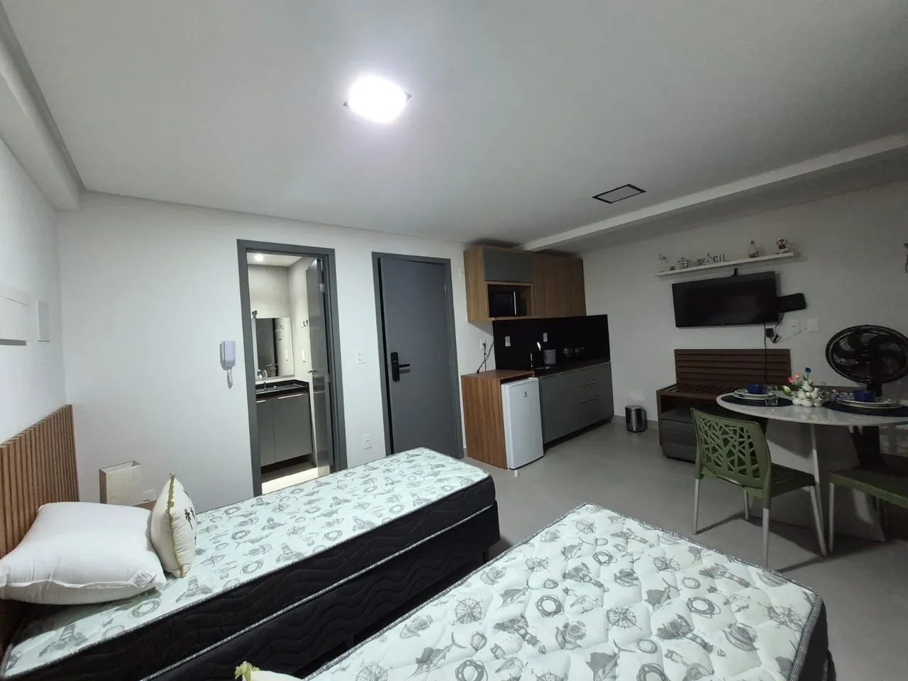 1-bedroom apartment with a compact kitchen and microwave — photo 7