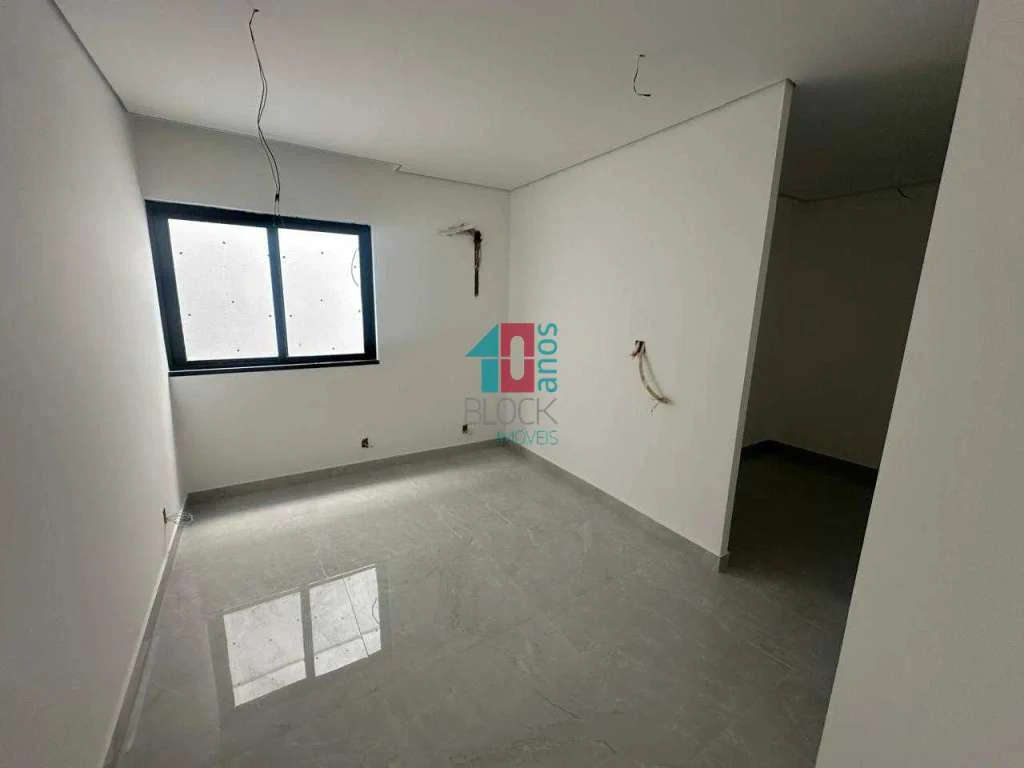 Casa com 5 suítes, 8 banheiros e 3 vagas para reformar — photo 21