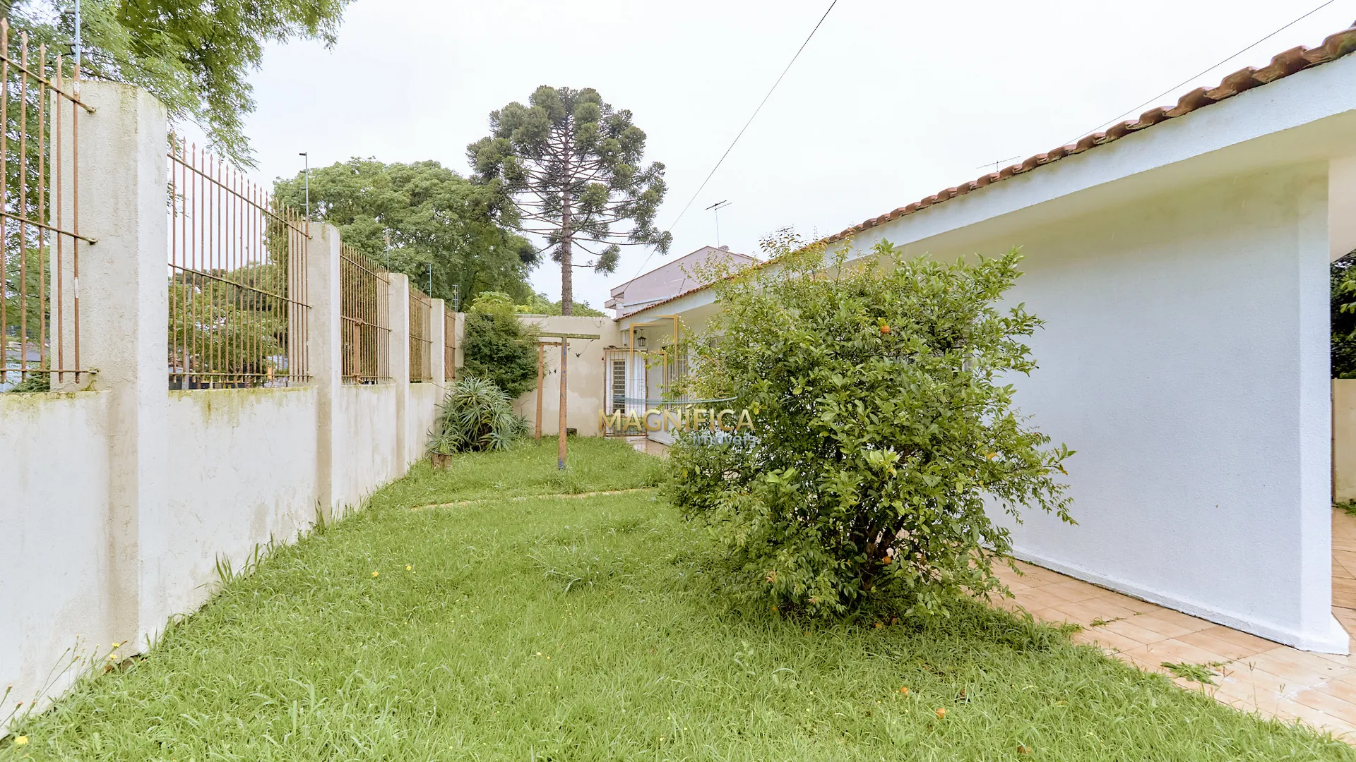 House with 3 bedrooms and a private BBQ area — photo 24