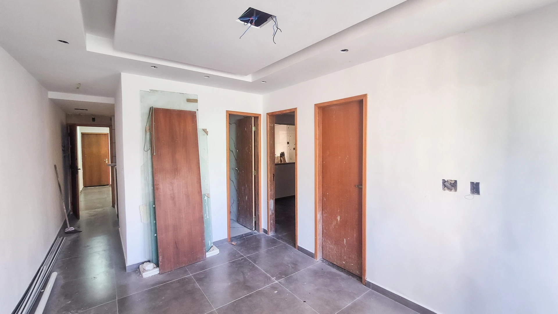 Apartamento com 2 quartos e box de vidro no banheiro — photo 34