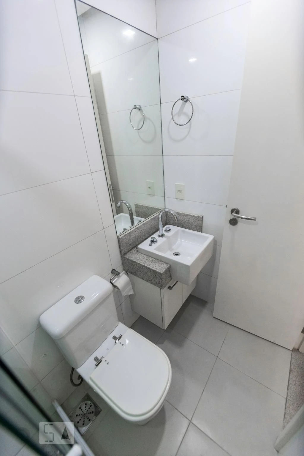 Unfurnished 3-bedroom apartment with a private BBQ — photo 4