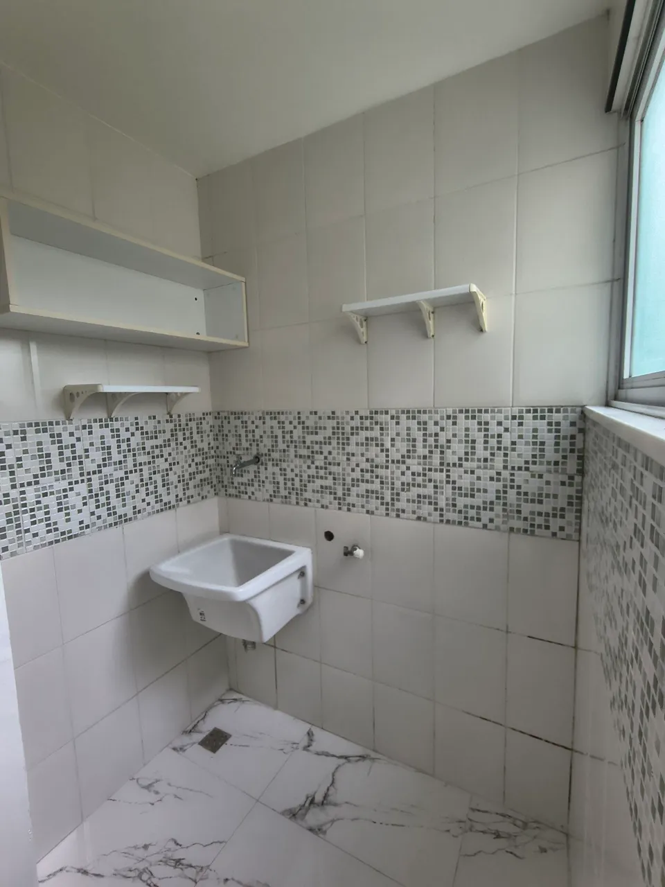 Unfurnished 1-bedroom apartment with open-plan kitchen — photo 12