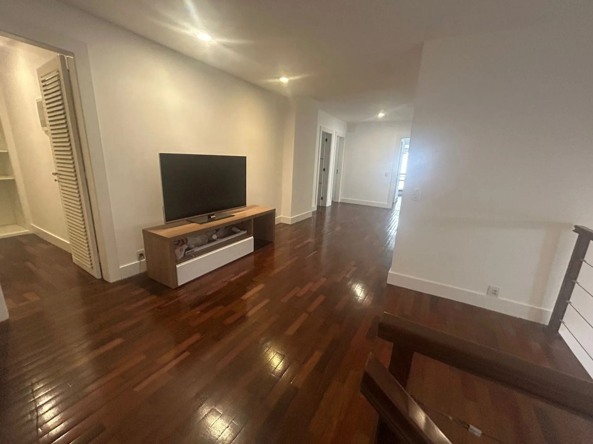 Apartment with 4 bedrooms and an enclosed balcony — photo 33