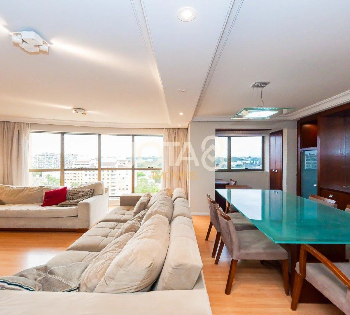 Apartment with 3 bedrooms, 1 en-suite and balcony