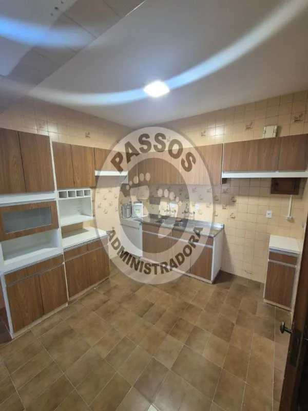 Apartamento de 3 quartos com piso de madeira ou laminado