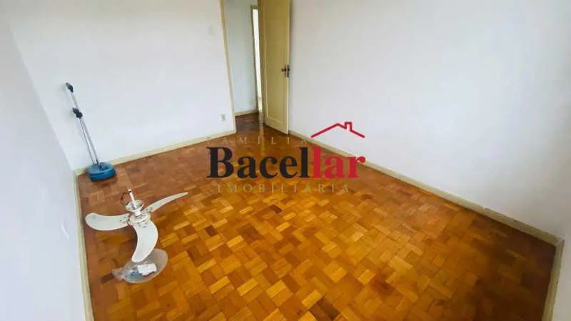 Wood or laminate floors in a 2-bedroom apartment, 83 m² — photo 12