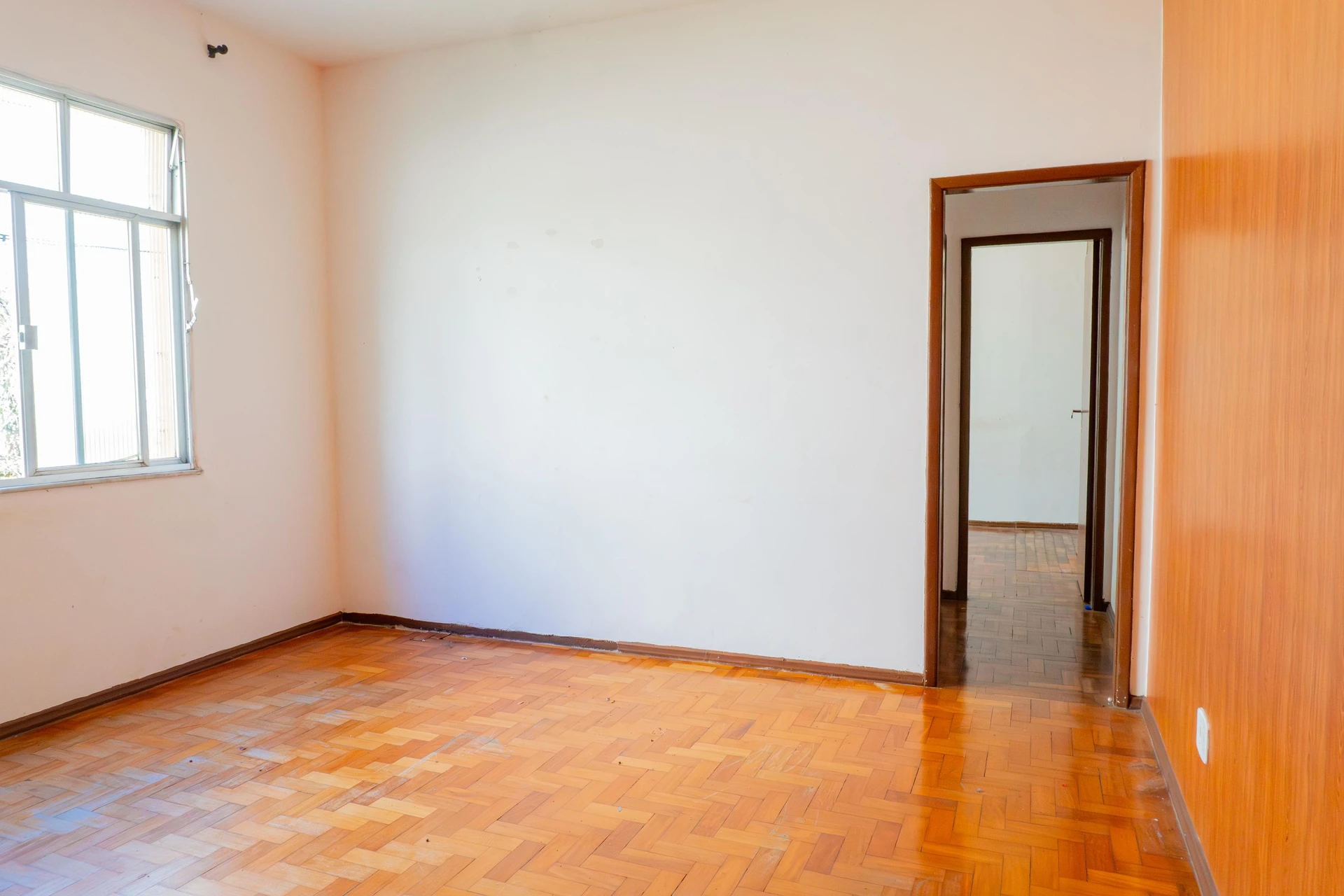 One-bedroom apartment with wood or laminate floors — photo 3
