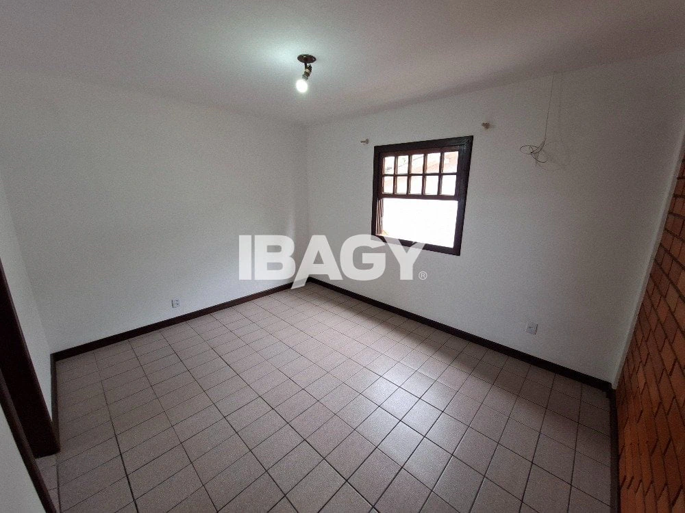 House with 3 bedrooms and a dedicated laundry area — photo 3