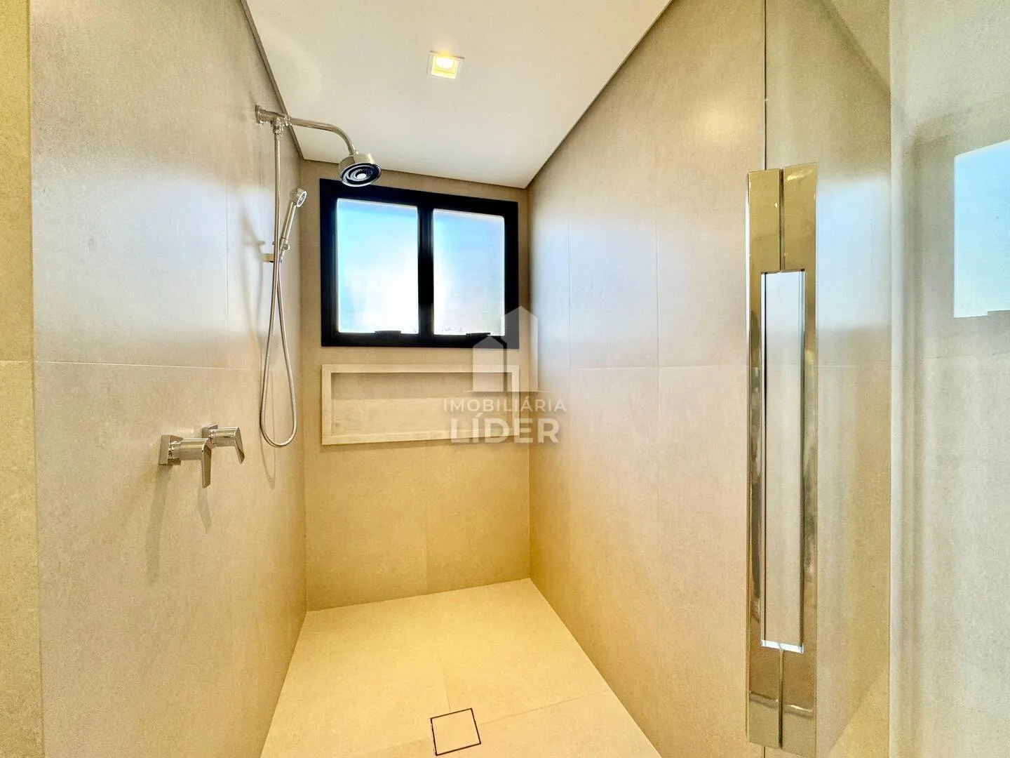 Apartment with 4 bedrooms and 3 parking spots, balcony — photo 46