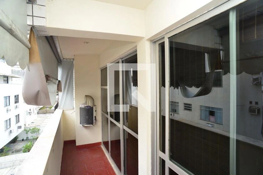 4-bedroom apartment with wood or laminate floors — photo 21