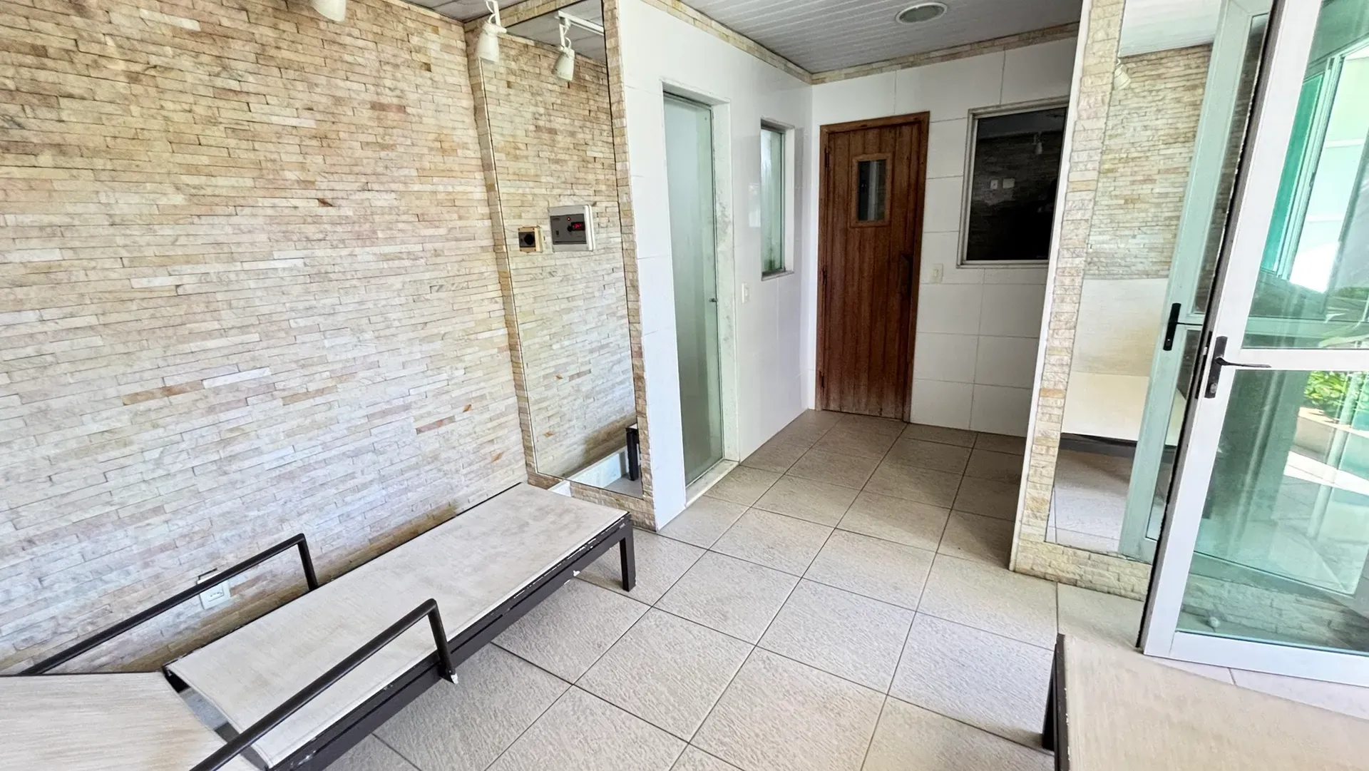 3-bedroom apartment in a building with a sauna — photo 34