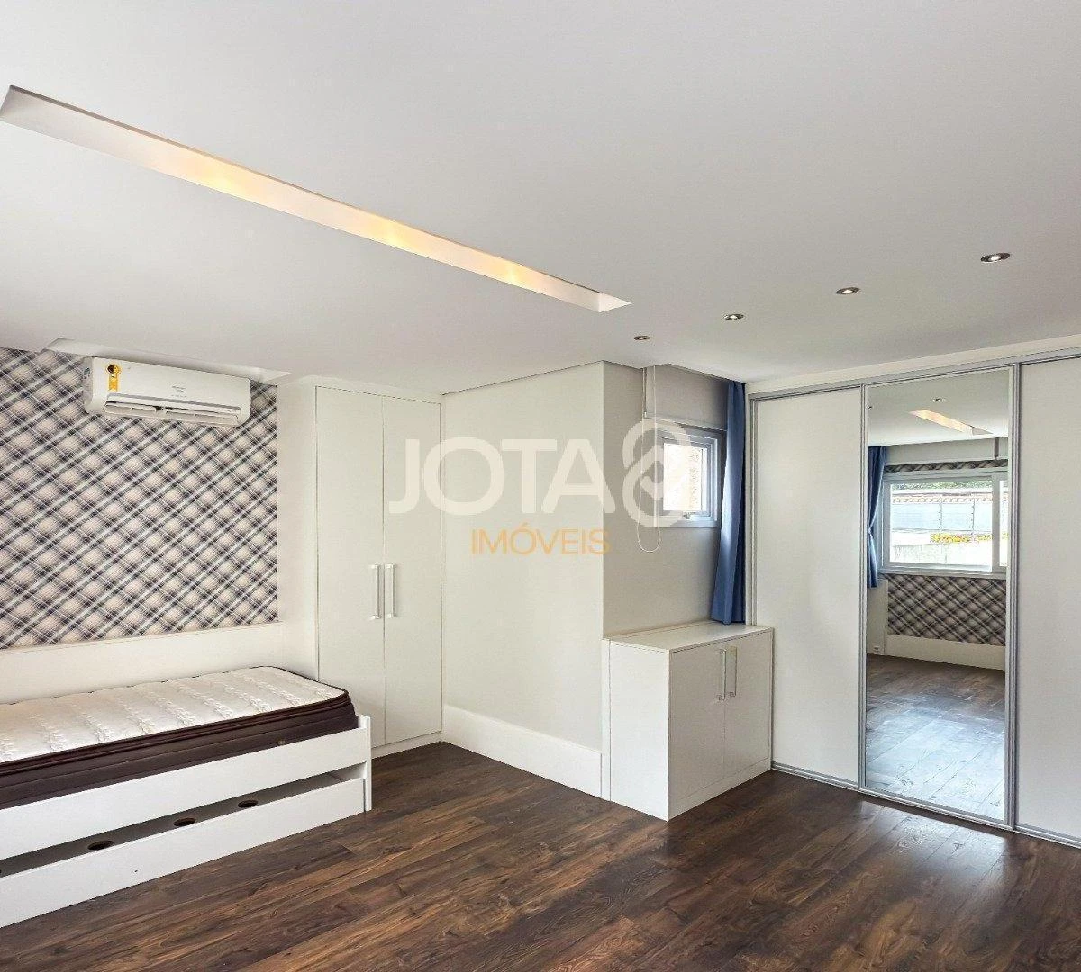 4-bedroom house with floor-to-ceiling windows — photo 19