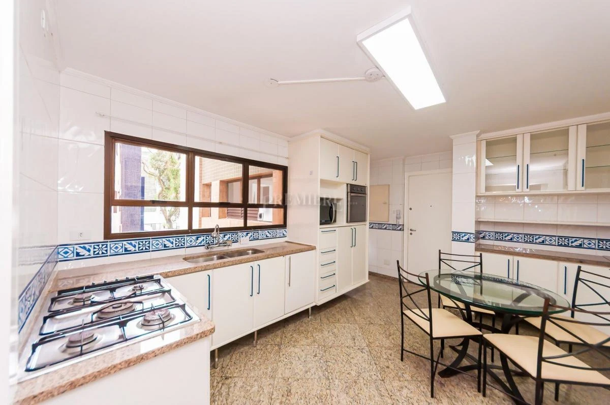 3-bedroom apartment with a bathtub in Curitiba — photo 17