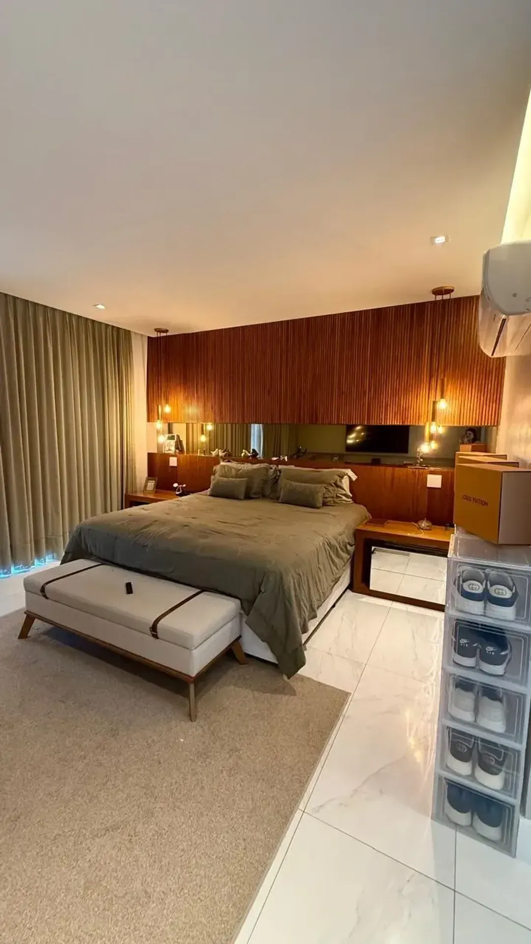 Furnished house with 6 bedrooms, 7 baths and 3 parking