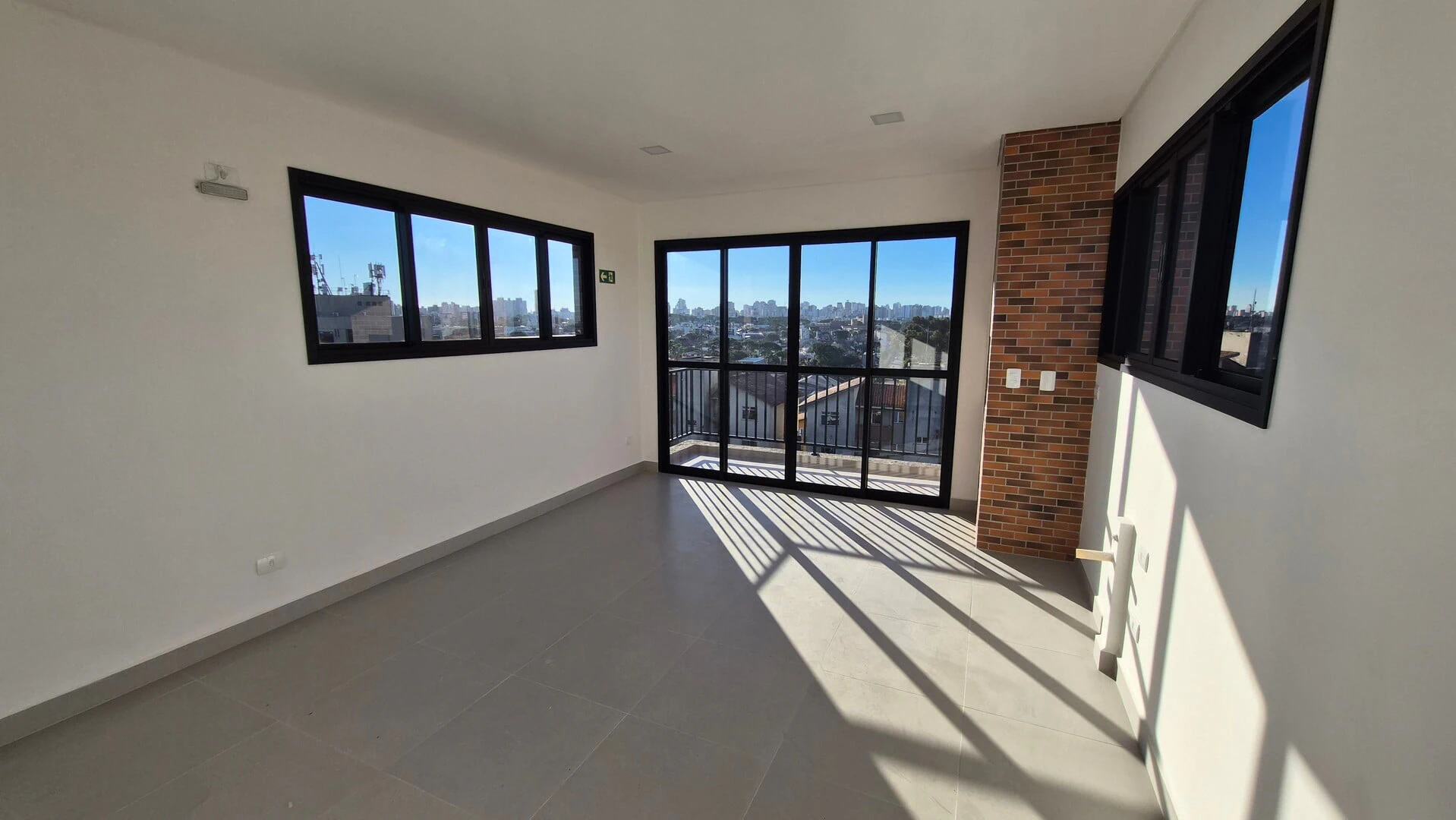 One-bedroom apartment in a building with a coworking space — photo 2