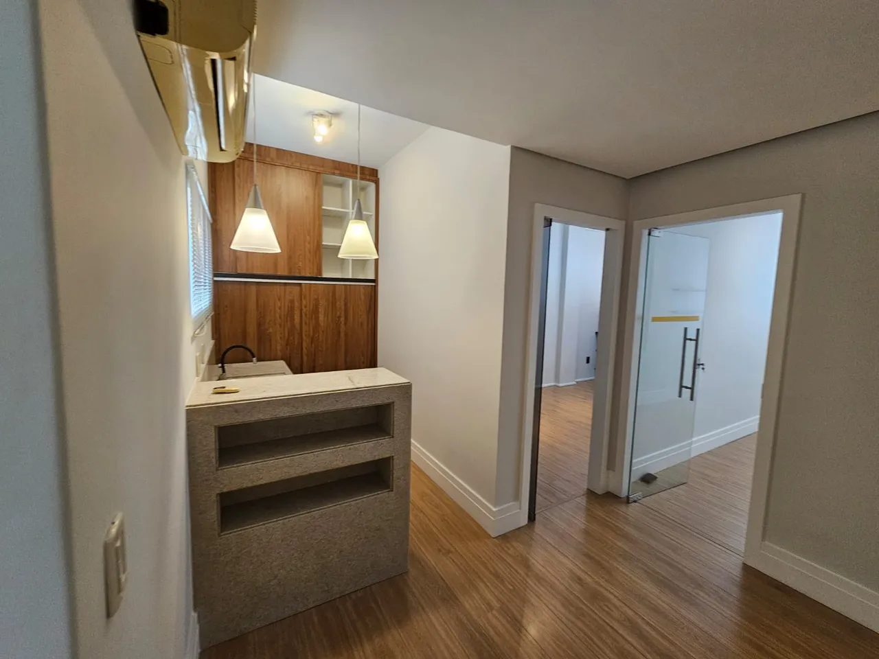 Unfurnished apartment with 2 bedrooms and air conditioning