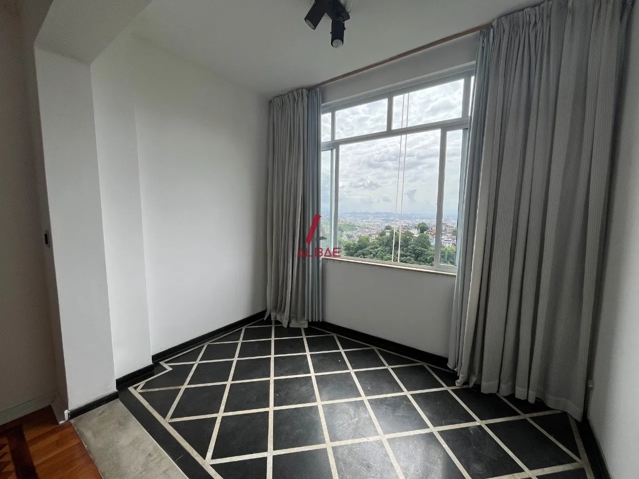 3-bedroom apartment with glassed-in balcony windows — photo 17