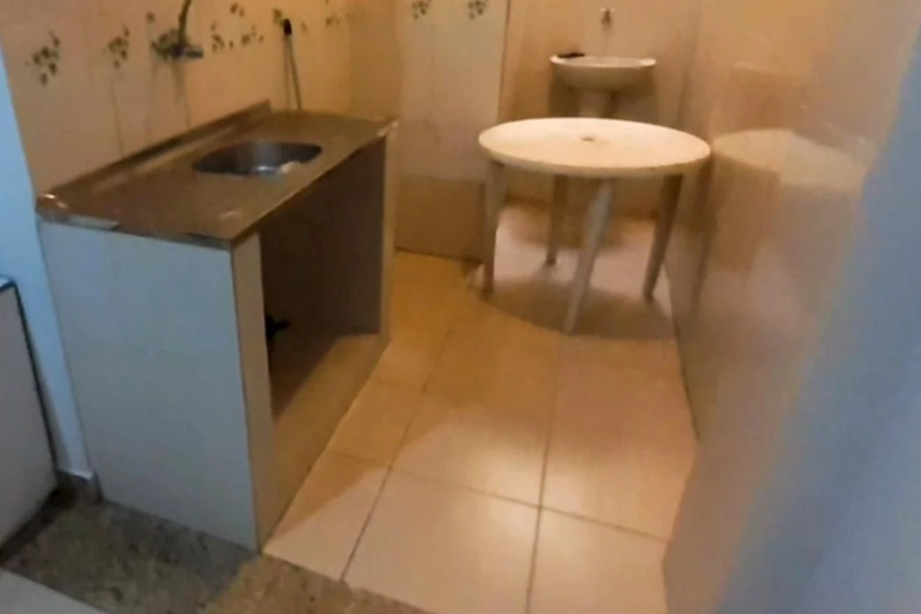 1-bedroom apartment with 1 bathroom and a small kitchenette — photo 14