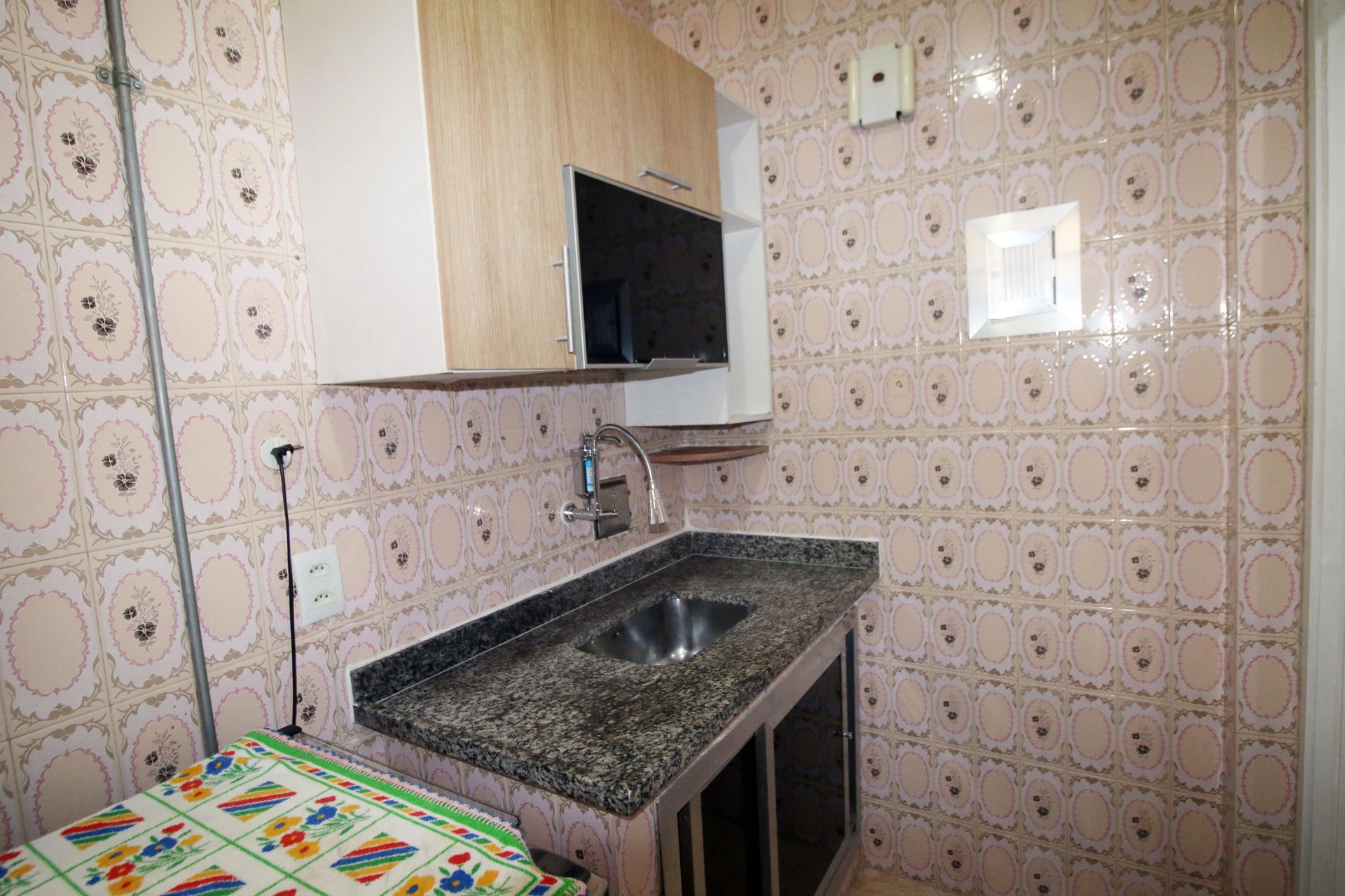 Furnished 2-bedroom apartment with 1 bathroom and glass shower — photo 9