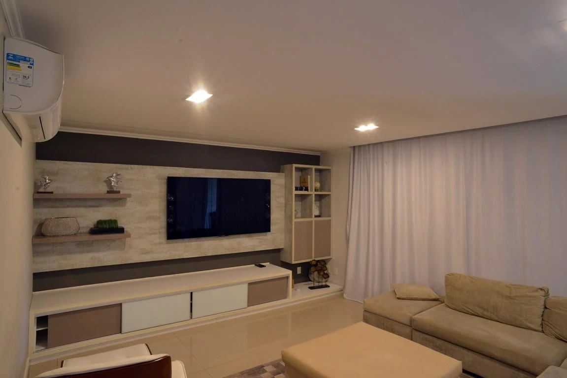 Jacuzzi in a 4-bedroom apartment, 233 m² — photo 51